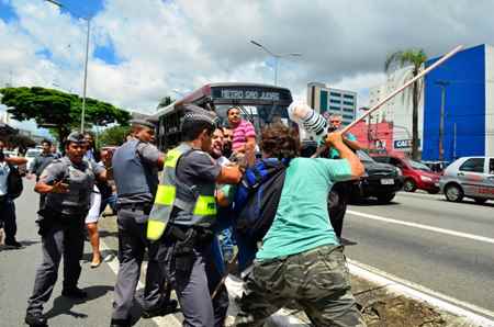 São Paulo - Manifestantes contrários e favoráveis ao ex-presidente Lula entraram em confronto no final da manhã de hoje (4) em frente ao escritório da Polícia Federal no Aeroporto de Congonhas (Rovena Rosa/Agência Brasil)