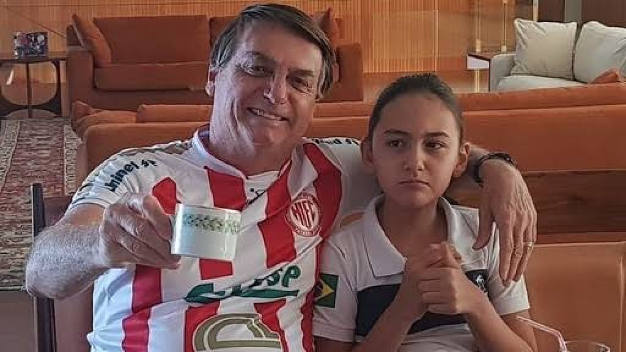 Filha caçula de Bolsonaro vai deixar colégio militar após sofrer