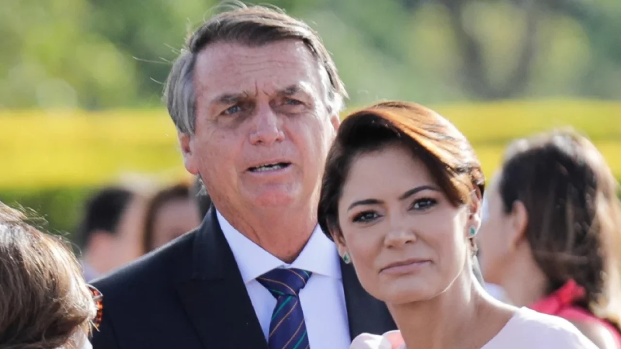 Bolsonaro deve continuar nos EUA para descansar, diz Michelle