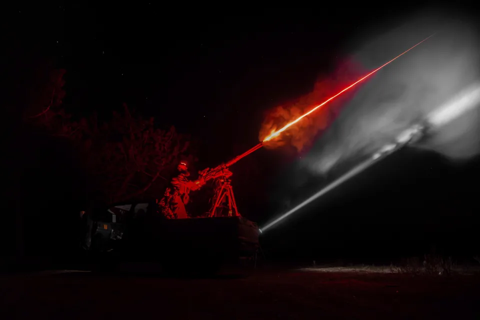 Um militar ucraniano da 126ª brigada de defesa aérea dispara uma metralhadora durante o treinamento na região de Kherson, Ucrânia, em 4 de outubro de 2024. (Foto AP/Marko Ivkov)IMPRENSA ASSOCIADA