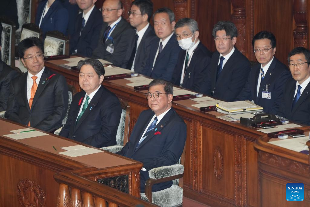 O primeiro-ministro japonês Shigeru Ishiba (1º D, primeira fila) participa de uma sessão plenária na câmara baixa do parlamento japonês em Tóquio, Japão, 9 de outubro de 2024. A câmara baixa do parlamento japonês foi oficialmente dissolvida na quarta-feira, preparando o cenário para a eleição geral, enquanto o primeiro-ministro Shigeru Ishiba busca garantir a maioria do seu partido na câmara baixa. A eleição geral está programada para ser realizada em 27 de outubro, com a campanha programada para começar em 15 de outubro. (Xinhua/Zhang Xiaoyu)