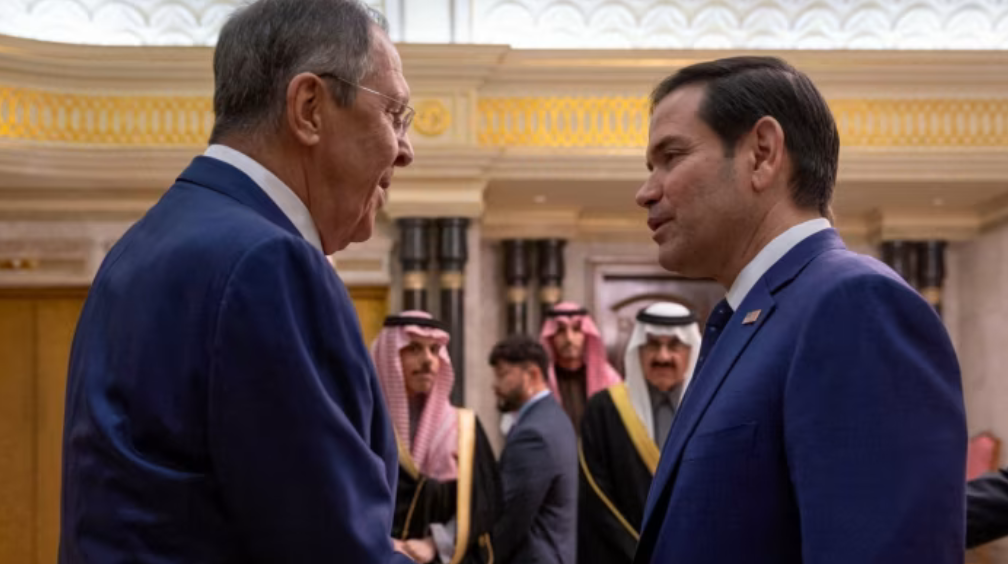 Imagem do ministro das Relações Exteriores da Rússia, Sergei Lavrov, à esquerda, se encontra com o secretário de Estado dos EUA, Marco Rubio, na Arábia Saudita esta semana / Rússia pediu aos EUA a retirada da OTAN da Europa Oriental, diz Romênia / AFP