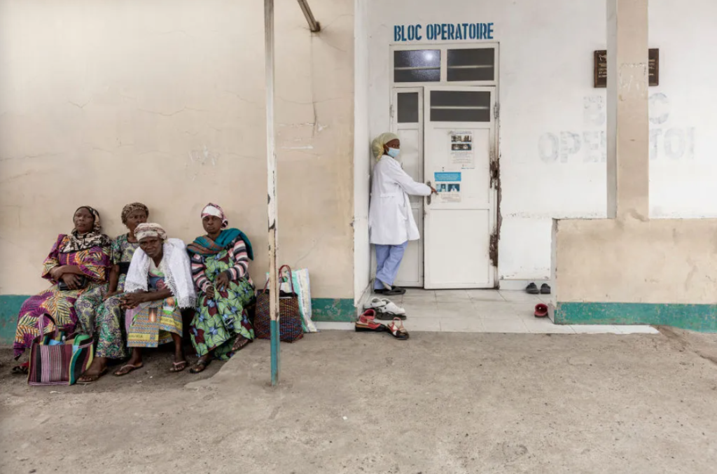 Uma enfermeira entra na sala de operações do Hospital CBCA Virunga em Goma, RDC, em 3 de fevereiro de 2025. Michel Lunanga—AFP/Getty Images