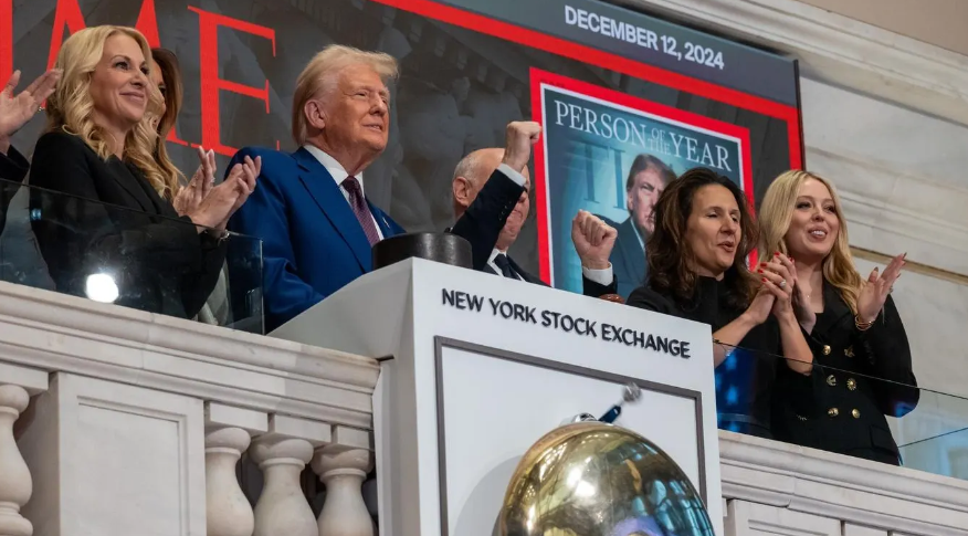 Trump toca o sino de abertura no pregão da Bolsa de Valores de Nova York em dezembro.Imagens Getty