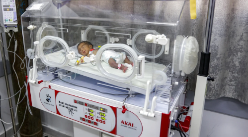 Um bebê prematuro está em uma incubadora na unidade de terapia intensiva neonatal do hospital Patient Friend's Benevolent Society, na Cidade de Gaza, em 25 de fevereiro de 2025 (AFP/Omar al-Qattaa)