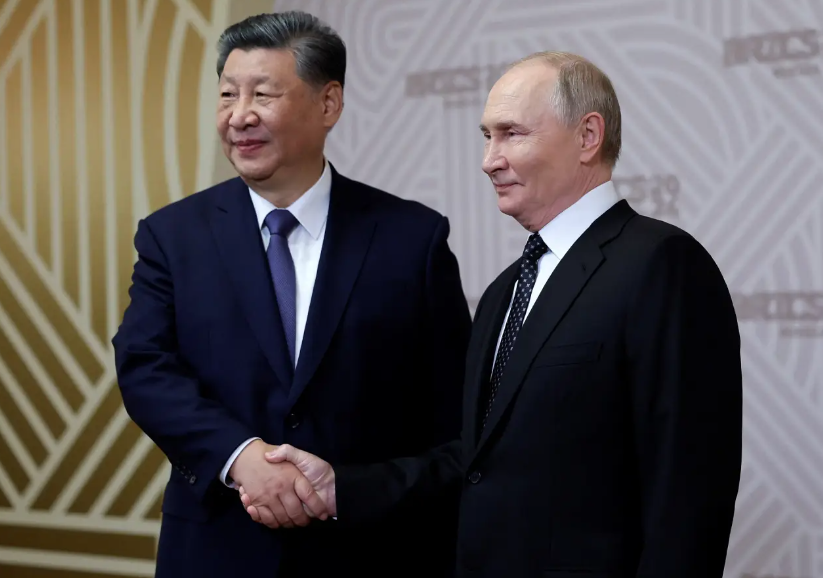 Vladimir Putin e Xi Jinping em Kazan, na Rússia 22/10/2024 REUTERS/Maxim Shemetov