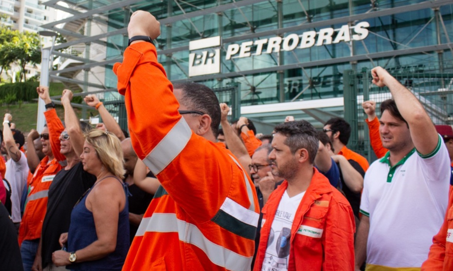 Petroleiros convocam greve de 24 horas para exigir melhores condições de trabalho, respeito às negociações coletivas e garantia de segurança no setor