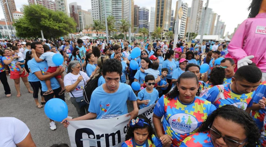 Mobilização de pessoas com autismo, familiares e profissionais da área deu coro para as demandas dos PCDs chegarem à política institucional / Foto: Thiago Gadelha / Diário do Nordeste