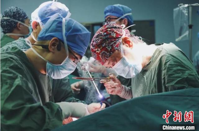 China recupera movimentos das pernas de pacientes com cirurgia revolucionária