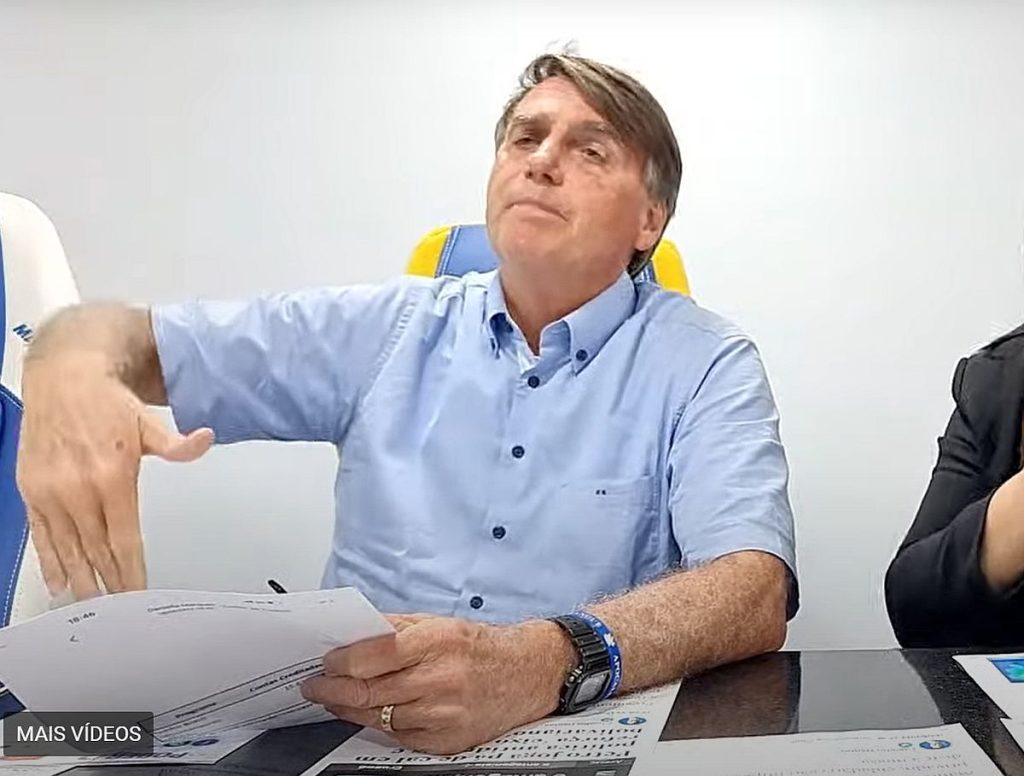 Bolsonaro reclama da velocidade de julgamento e cria nova teoria da conspiração