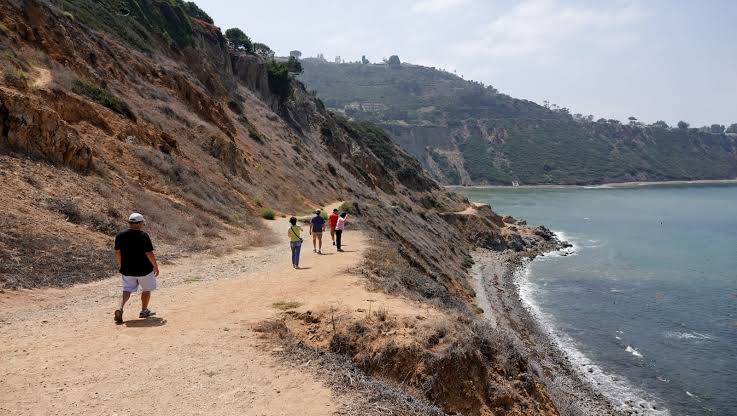 Deslizamento de terra faz cidade da Califórnia se mover direto para o Oceano